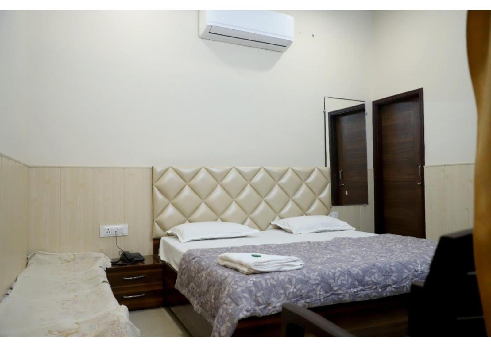 Rk Lodge Amritsar Esterno foto