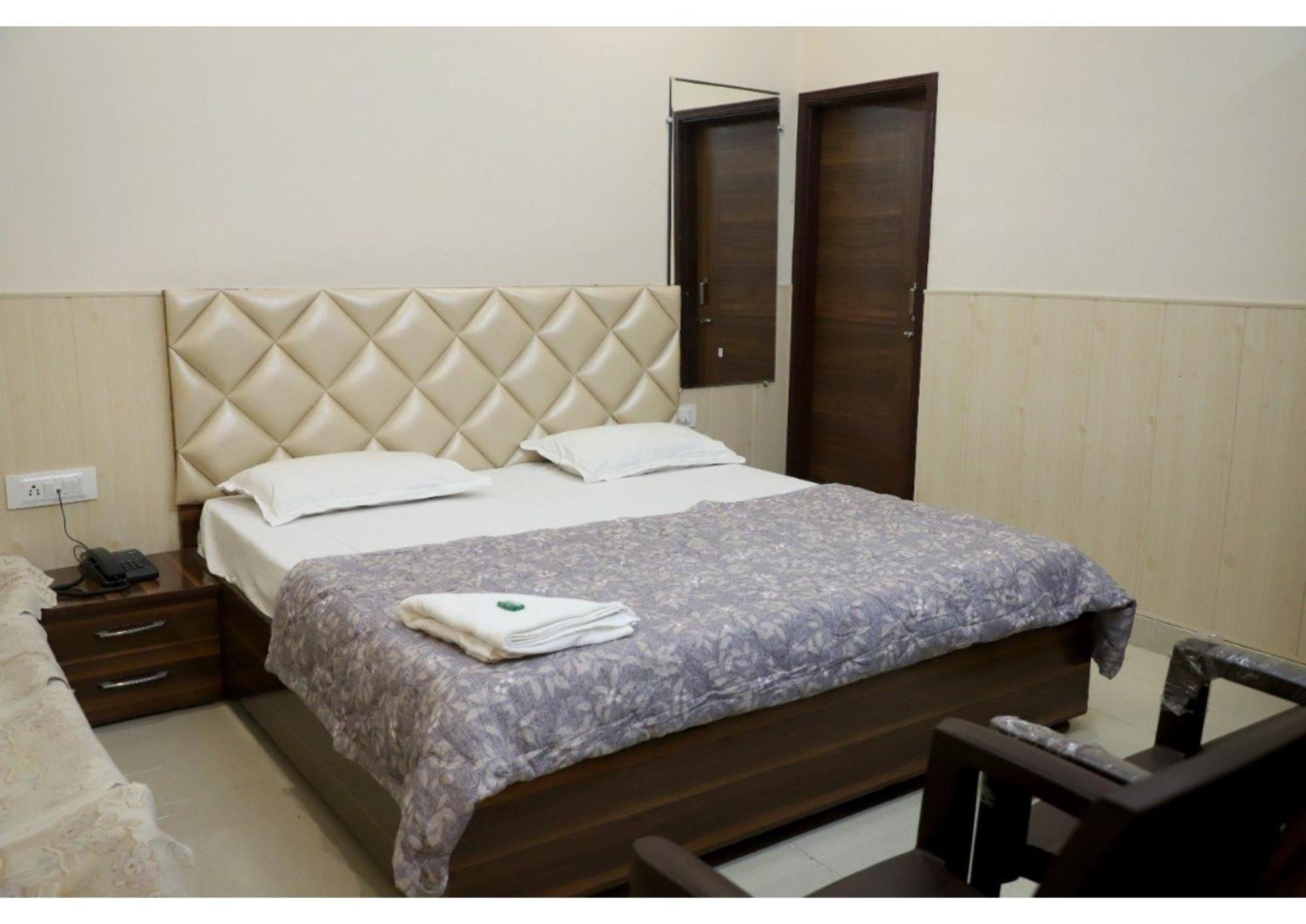 Rk Lodge Amritsar Esterno foto