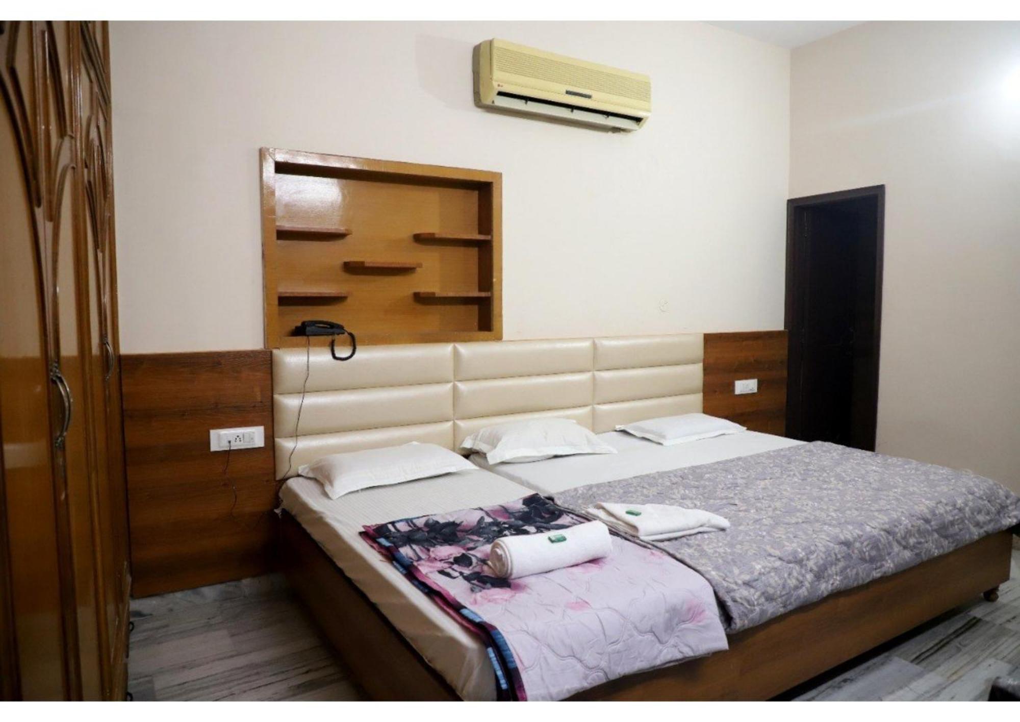 Rk Lodge Amritsar Esterno foto